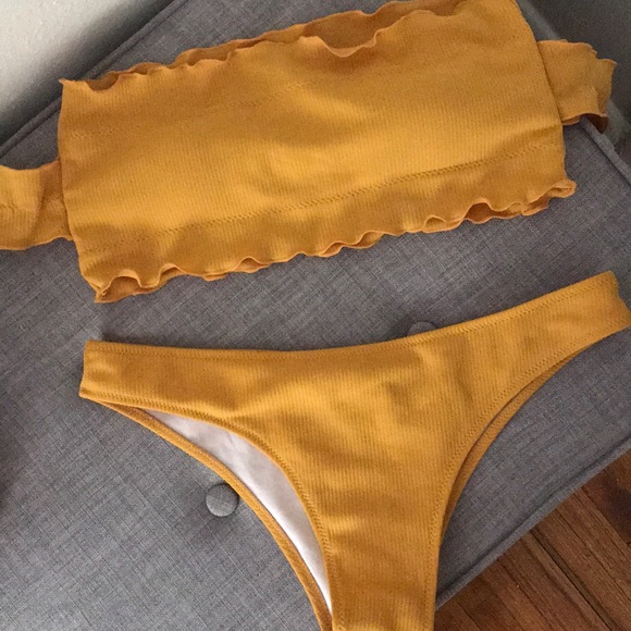 Hello Strapless Bikini! - Picture 1 of 4